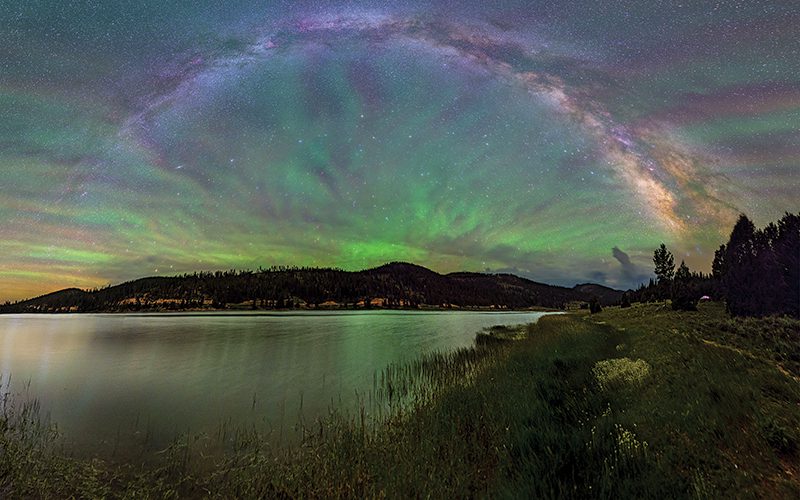 Airglow-Fan-from-Lake-to-Sky_PC-Dave-Lane