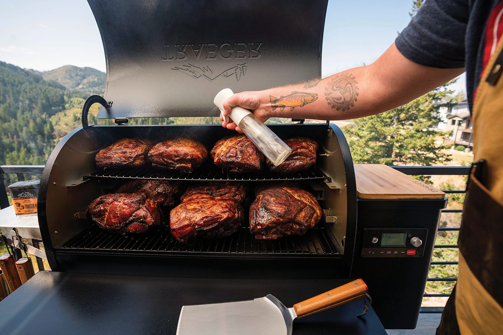 Ironwood_885_Grill_In_Use_Male_001
