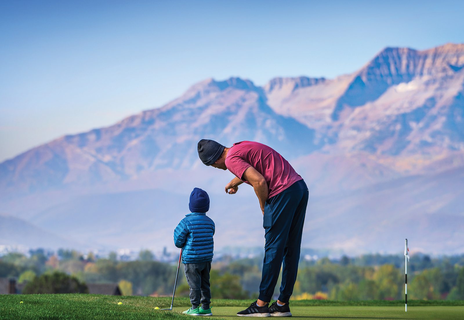 RedLedges-Boy-In-Blue-Putting-And-Dad